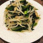 Stir-fried bean sprouts and chives
