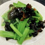 Stir-fried wood ear mushrooms and komatsuna