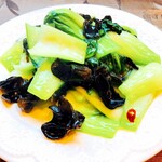 Stir-fried wood ear mushrooms and bok choy