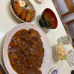 Tonkatsuno Maruei - ずらりと並んだカツカレー定食withカキフライ３個