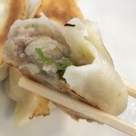 独一処餃子 行徳店 - 焼き餃子は豚肉、白菜の餡