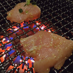 地鶏の里 永楽荘 - 焼き焼き　食感は普通と違ってザクザク