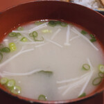 地鶏の里 永楽荘 - お味噌汁も付いてます