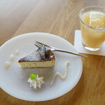 SHONAI HOTEL SUIDEN TERRASSE - バスク風蔵王クリームチーズケーキ＋ラフランスジュース（900円）