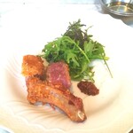 La Brianza - 仔牛のカツレツ、やさしい味わいジューシーでボリュームたっぷり。夢中で骨付き部分にかぶりついて♪ 赤身部分もジューシーいつまでも噛んでいたい。初めての牛カツがこんなにおいしいと他では満足できないかも～