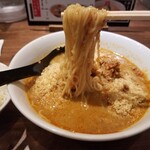 麺屋虎杖 - チーズカレー担々麺の麺リフト