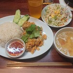 サバイチャイ タイ料理 - カオマンガイトーッ（唐揚げかけご飯）