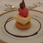 ラ・メール ザ クラシック - デザート カシスシャーベットとホワイトチョコのムース