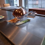 佐賀牛 季楽 銀座  - 鉄板焼きディナーコース「三右衛門」　鮑の鉄板焼きアスパラ火入れ開始