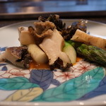 佐賀牛 季楽 銀座  - 肥前三右衛門と呼ばれる有田の酒井田柿右衛門、今泉今右衛門、唐津の中里太郎右衛門の作の器に鮑の鉄板焼き