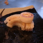 佐賀牛 季楽 銀座  - 佐賀の新玉ねぎの鉄板焼き、中から外へ掛けて焼き加減が違います