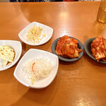 オモニのひと味 - 料理写真:前菜とキムチ