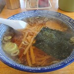 手打ちラーメン 本丸 - 「醤油ラーメン」(¥650-税込)の全景ですよ。白い湯気がもうもうと上がってます。具は、チャーシュー、支那竹、焼海苔、コーン、刻み葱、以上。