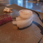 佐賀牛 季楽 銀座  - 佐賀の新玉ねぎの鉄板焼き、中から外へ掛けて焼き加減が違います