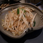 佐賀牛 季楽 銀座  - 街かど畑の焼き野菜・もやしとにらの絶妙焼きと肥前三右衛門の器