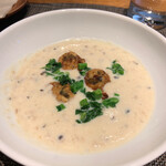 ラ・ファソン 古賀 - 蕪と茸のクリームスープ とても優しい味わい。蕪の素揚げと蕪の葉が散りばめられていました。 茸の旨みも感じられ、とても好み。