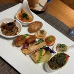 ラ・ファソン 古賀 - オードブルの盛り合わせ（トリッパ、合馬筍のソテー、フォアグラのポアレと茸など、鶏の手羽のコンフィなど） 大好きな古賀さんの前菜。どれも手抜きなし。フォアグラのソテーに添えられた茸が激美味しい。 温かい前菜からいただくといいですよ。