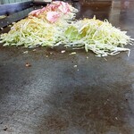 Okonomiyaki Hirano - 調理中(^^♪