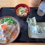 手打ちうどんますや - 豚汁うどん（小）＆こんぶ天＆炊込みご飯