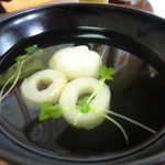 Kintarou - 海鮮丼に付いてくるお吸い物。すり身団子とお麩。