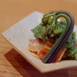 魚菜料理 縄屋 - 赤貝（あかゞひ）に蕨（わらび）