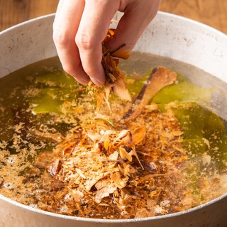 出汁に技あり！博多もつ鍋の絶品スープは醤油・塩・味噌の3種類