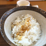 ラーメン イッケン - 粉チーズと胡椒、醤油ダレがかかるチーズ追い飯！