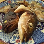 かもめ食堂 - 魚のアラの塩焼き