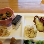 SUPREME - 小鉢の右、ポテトサラダも美味しかった。