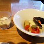 SUPREME - 魚の料理、イマイチ。豆腐とチーズのディップもイマイチ。