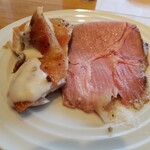 SUPREME - メインのローストチキンとローストポーク。