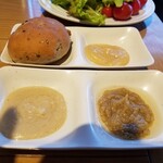 SUPREME - バーニャカウダソースが３種⇒クリーミー、ノーマル、奥が味噌風味。ノーマルが１番。