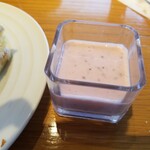 SUPREME - スムージー。イチゴ味のフルーチェにチアシードって感じ。