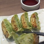 仙台牛たん 森商店 - 「仙台あおば餃子@490円(税別)」 仙台特産の葉野菜「雪菜」をたっぷり練り込んだ皮と具の逸品。 「仙台雪菜」は、名のとおり雪の降る時期に寒さに耐え、縮れた濃緑の葉っぱにゆったりと旨味を蓄えた野菜。 「仙台雪菜」の旨みに加えた独特のほろ苦さは、大人の味であり春待つ宮城県人の味である。（河北新報夕刊参照） いつか東北の地を訪ね、また頂きたいと想います。