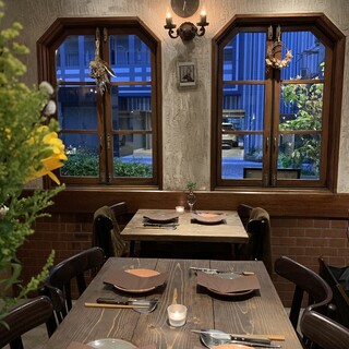 A hidden Bistro with an attractive Showa retro exterior and antique interior.