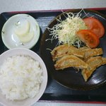 三吉ラーメン - ラーメン定食のご飯と餃子