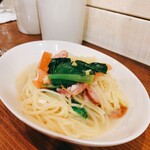 Tachinomiwainsakababotoru - 刻みレモンとほうれん草、ソーセージのパスタ    600円