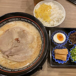 tonkotsunu-dorusupotto - 松馬ラーメン850円&ご飯150円