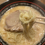 Tonkotsu Noodle Spot - 麺は奥歯を押し返す弾力。モチッとして美味しい。
チャーシューは見た目よりサッパリ。