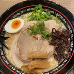 Tonkotsu Noodle Spot - 自分でトッピングを後乗せして完成。メンマが美味しい。