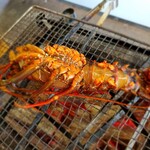 ひもの万宝商店 - 伊勢海老焼けてきた