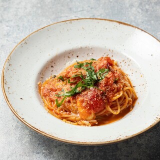 生パスタや前菜、デザートまで多彩なメニュー。ランチも営業中！