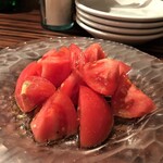 ワイン食堂 イタダキヤ - ざく切りトマト