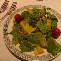 ロウリーズ・ザ・プライムリブ 恵比寿ガーデンプレイス店 - セットのサラダ　目の前で混ぜてくれる