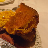 ロウリーズ・ザ・プライムリブ 恵比寿ガーデンプレイス店 - セットのパン二号　ヨークシャープディング
                    〜肉のソースを付けて〜