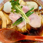 自家製麺 くろ松 - 特級中華そば(醤油)、見た目もキラキラ美しい。麺がクルリと佇まいがいいですね。