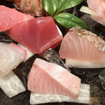 めしの助 - 刺身の盛り合わせ
      ※右上から時計回りに
      ①あかむつ ②さわら ③ぶりとろ ④桜鯛 ⑤初がつお ⑥生本まぐろ頭肉