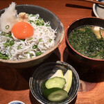 めしの助 - 釜揚げしらす丼
      "あおさ"の味噌汁
      漬物