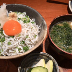 めしの助 - 釜揚げしらす丼
      "あおさ"の味噌汁
      漬物