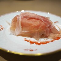 両忘 - 生ハムはイタリアのガローニ社、揚げパンをふんわりと包んで。